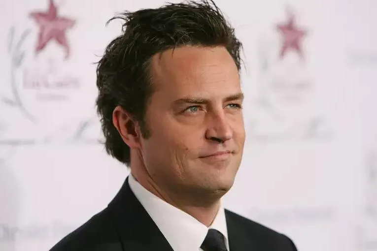 Famosos lamentam morte de Matthew Perry, o Chandler de 'Friends