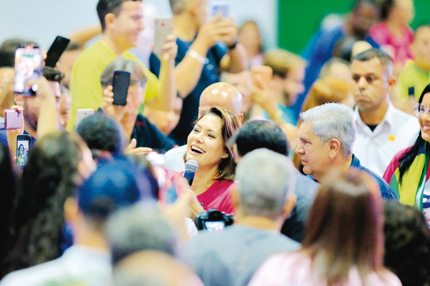 Apenas eu fui vacinada': Michelle Bolsonaro diz que seu celular não foi  apreendido em operação da PF – Política – CartaCapital