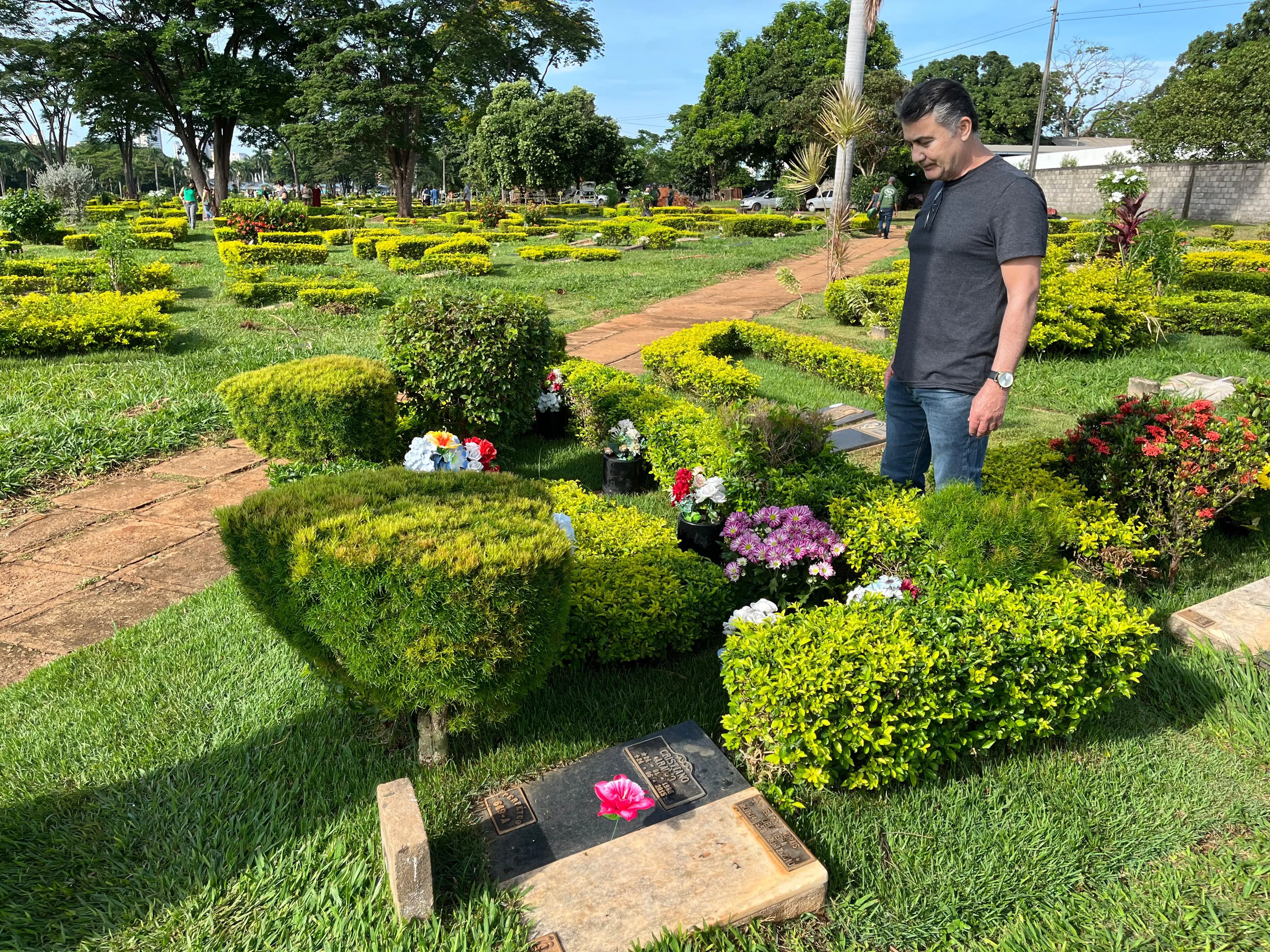 Cristiano Araújo é enterrado sob forte comoção em cemitério de