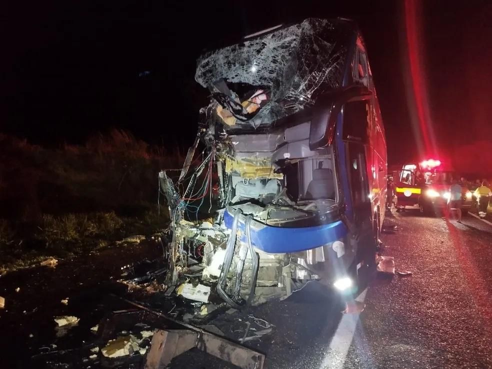 Carro de funerária bate de frente com ônibus e mata motorista em rodovia de  Goiás, Goiás