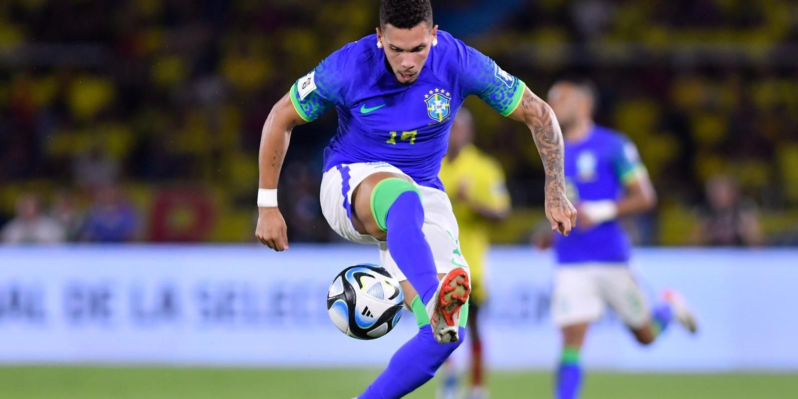 Brasil se salva no fim após jogo morno com o Peru e mantém 100% com Diniz