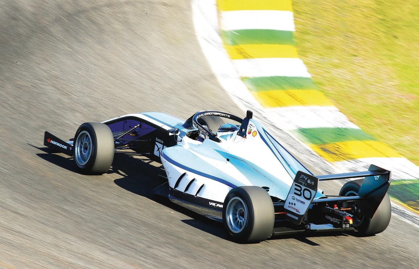 Fórmula SAE Brasil: estudantes de graduação produzem carros tipo fórmula e  competem entre si