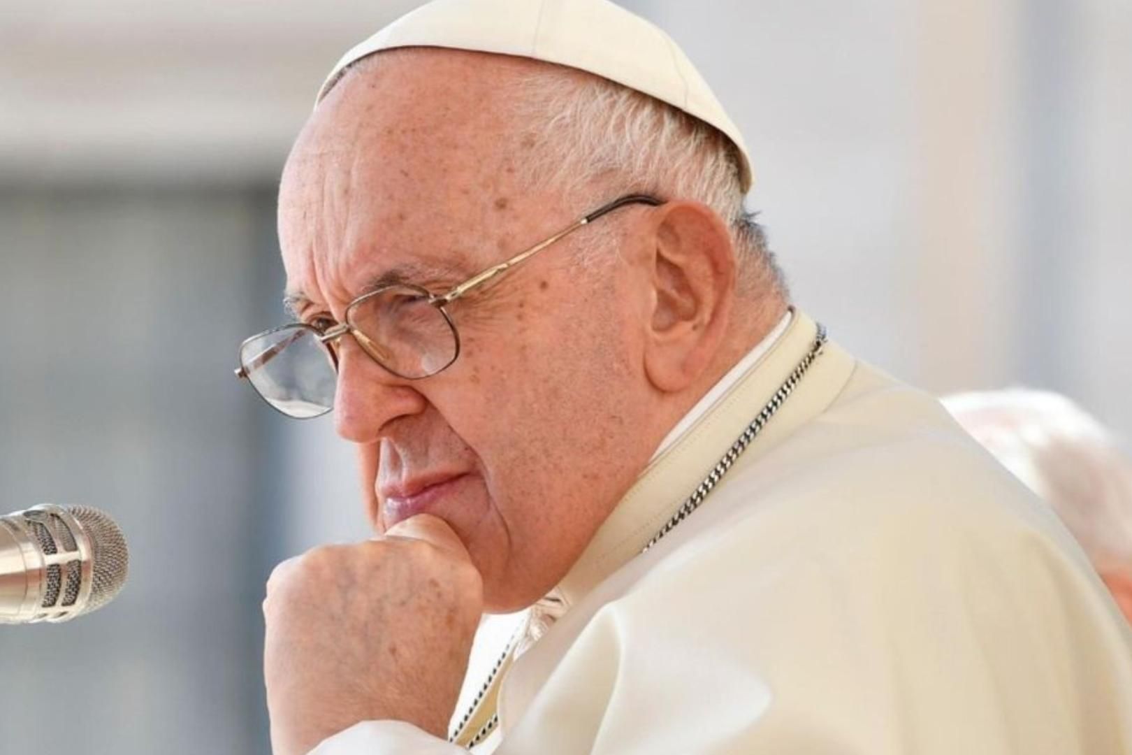 Papa recebe ataques de lideres da Igreja Católica, que pela primeira vez que a Igreja Católica abriu caminho para a bênção a casais do mesmo sexo