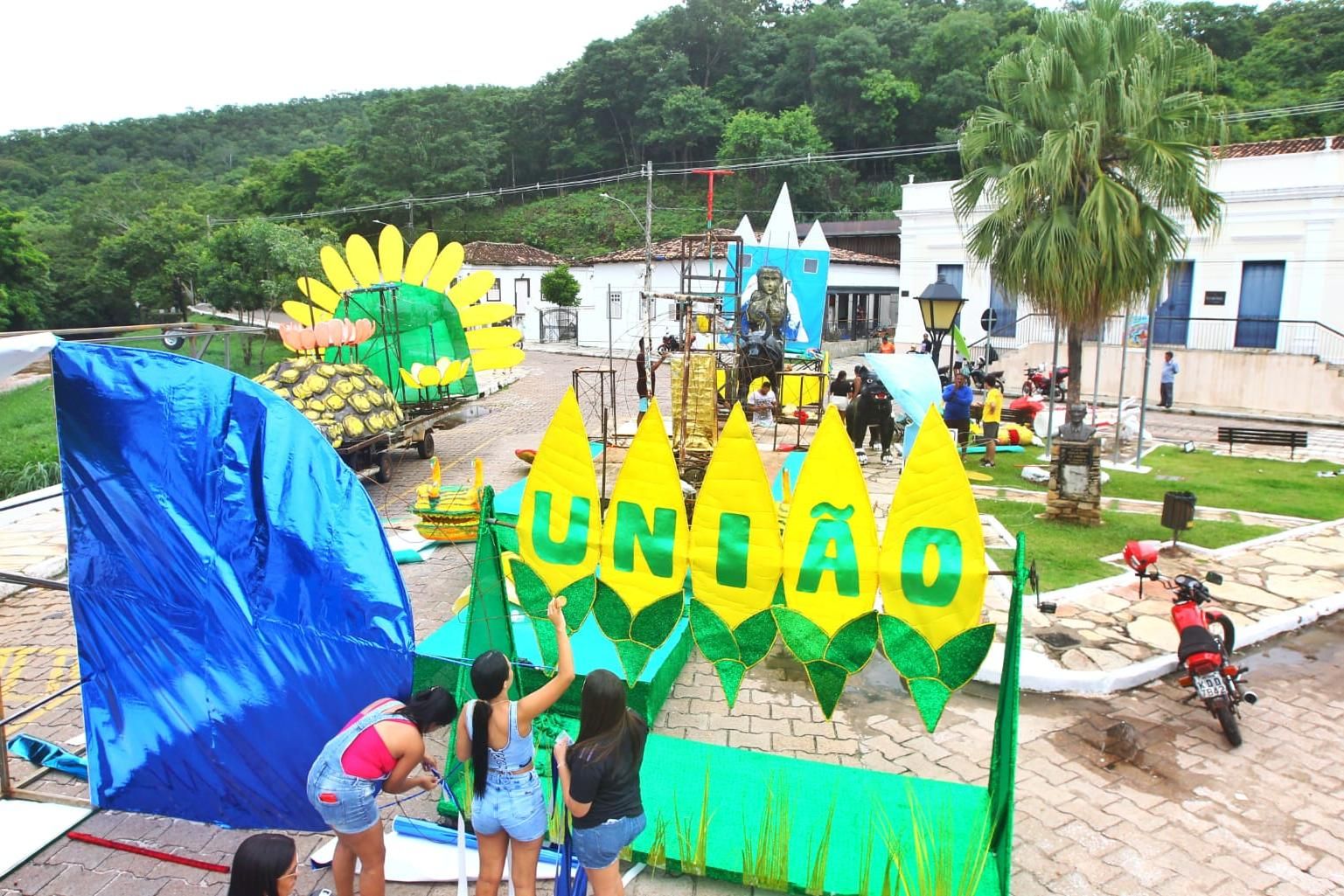 Escolas de samba se preparam para desfilar na cidade de Goiás | O Popular