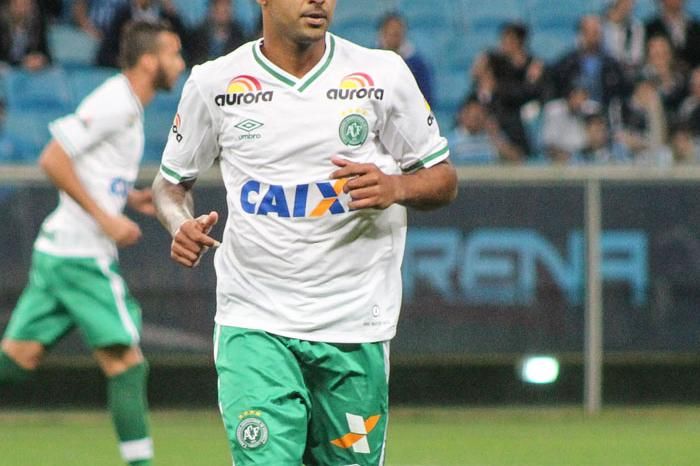 Fabinho Alves depende de exames e clube busca meia