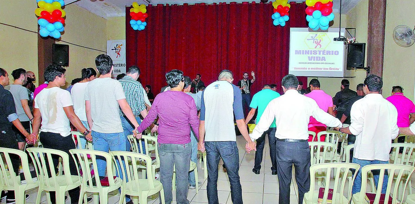 Igreja acolhe gays e prega sexo só após casamento | O Popular