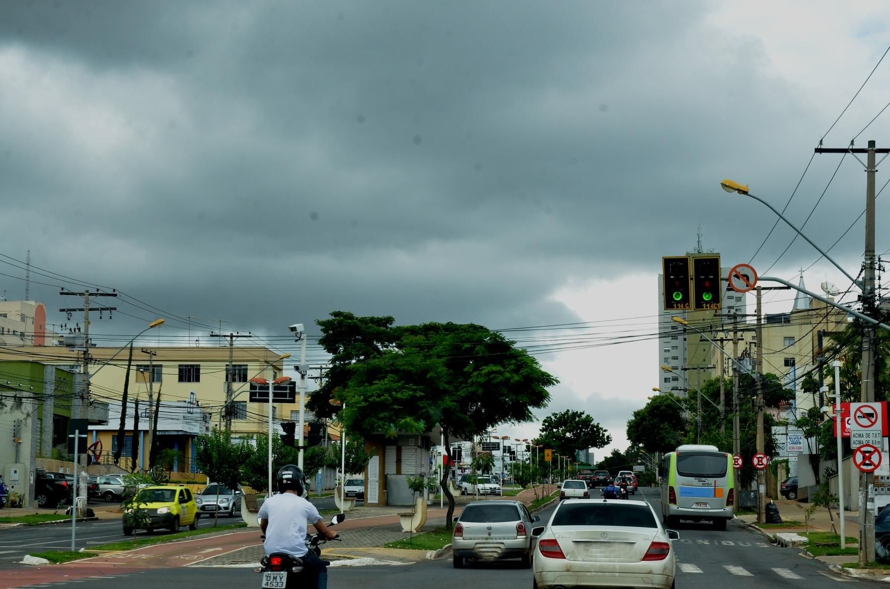 Após onda de calor, Inmet lança alerta para tempestades em Goiás, seis  estados e o Distrito Federal