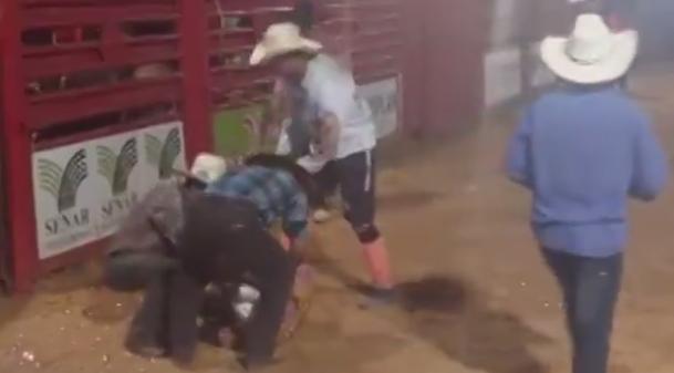 Peão é pisoteado por touro durante montaria na festa de Barretos