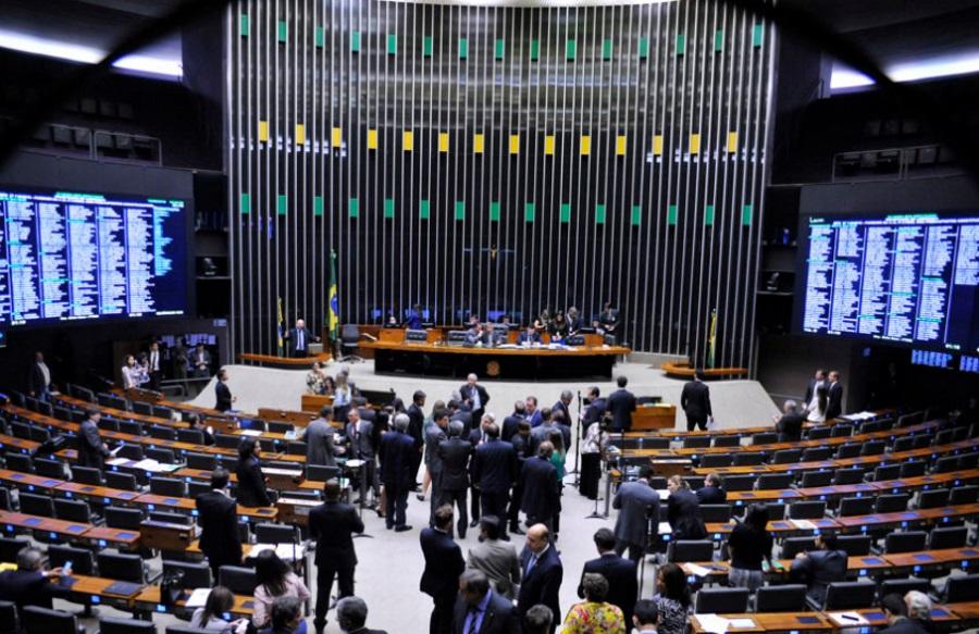 Deputados se unem para anistiar Protógenes Queiroz