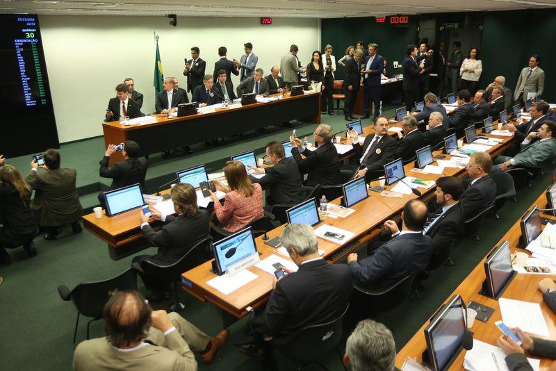 Deputados se unem para anistiar Protógenes Queiroz - Estadão