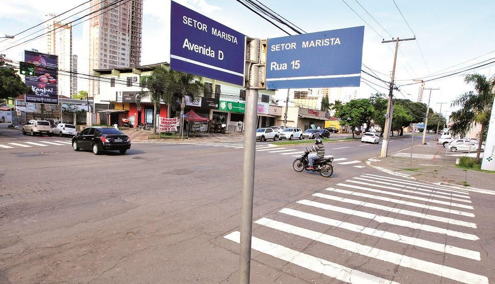 Tava na rua com 3 amigos, ai 3 um policial parou a gente e perguntou: Qual