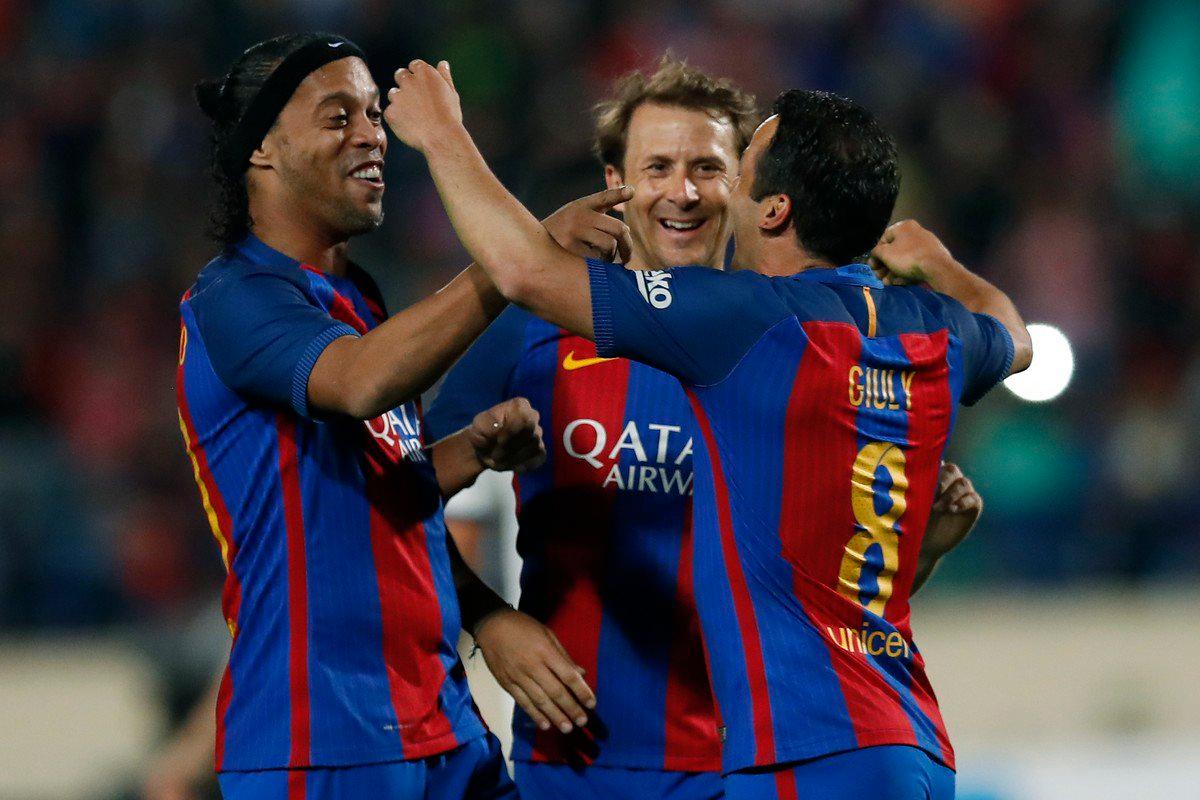 Ronaldinho Gaúcho dá show em jogo de lendas de Barcelona e Real Madrid