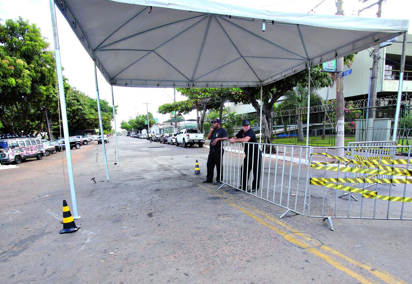 Para caminhão de empresa privada estacionar, homem tira placa de