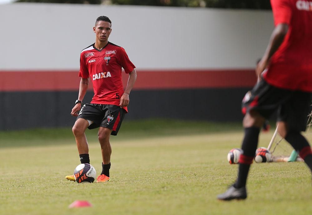 Goleiro Ronaldo espera Atlético-GO forte na Série B: “candidato ao acesso”