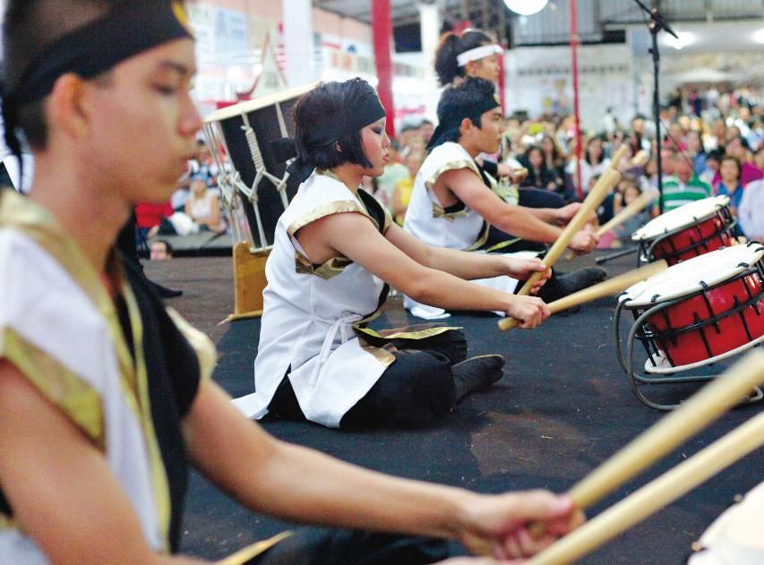 No Rio, estilistas formados na comunidade preparam fantasias de grandes  escolas