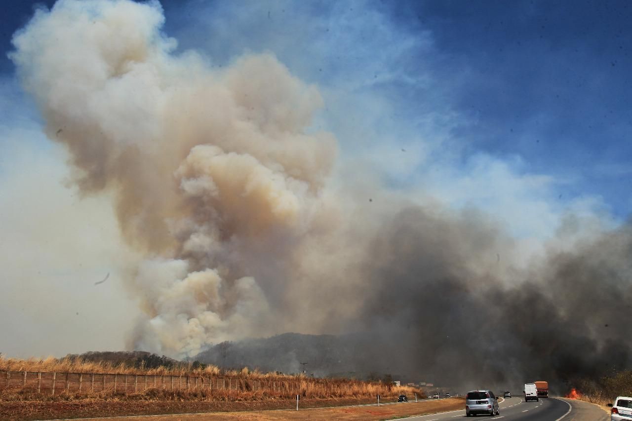 Bombeiros utilizam 6 mil litros de água para controlar incêndio no