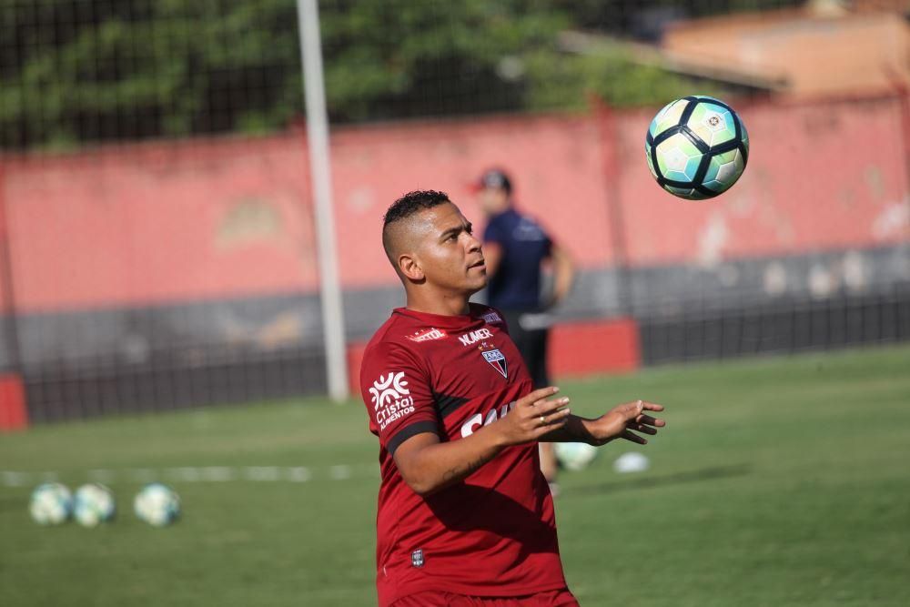 Lembra dele? Atacante Walter tenta novo recomeço na segunda