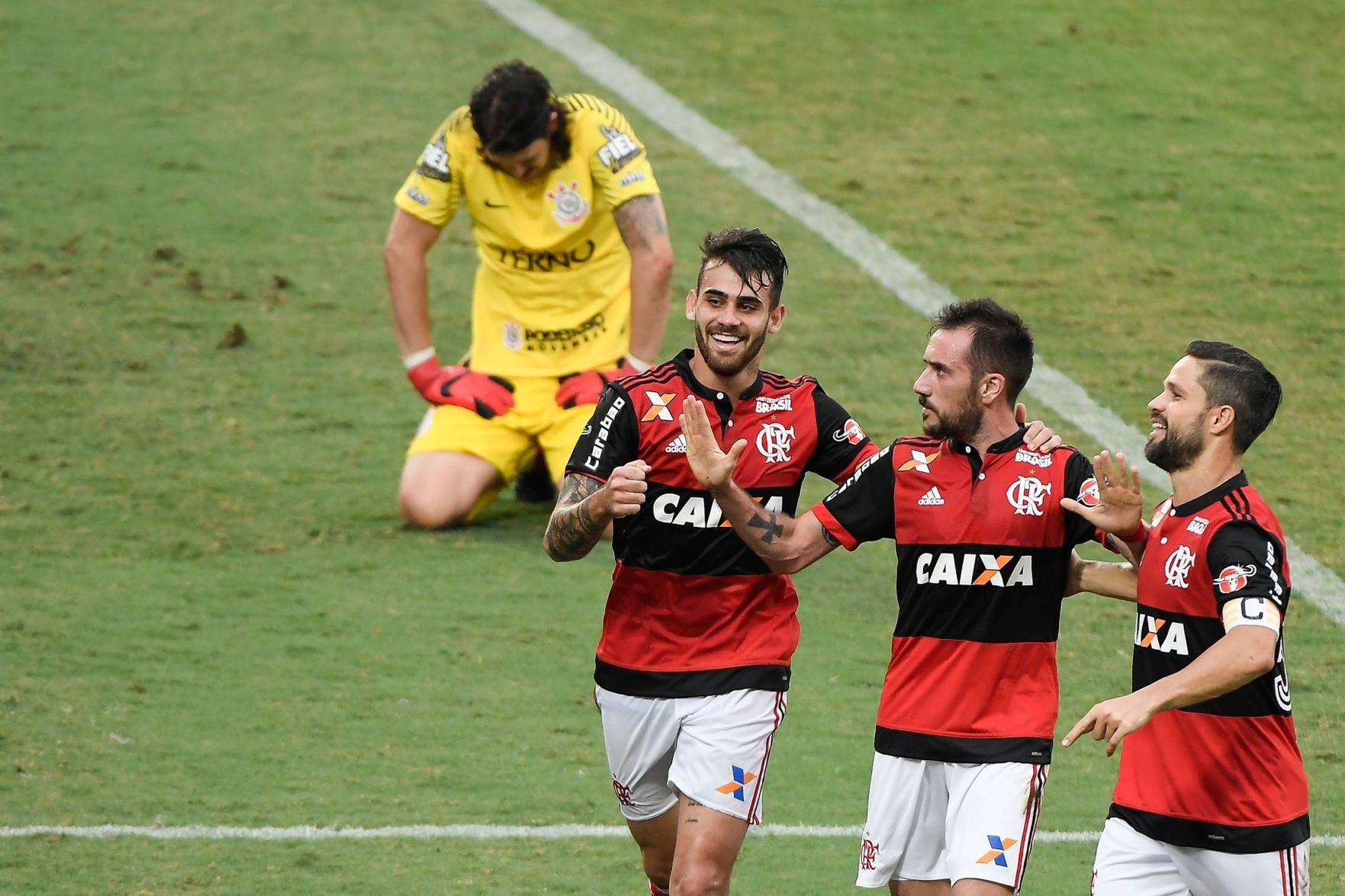 Futebol feminino: no embalo da Fiel, Corinthians goleia o Flamengo