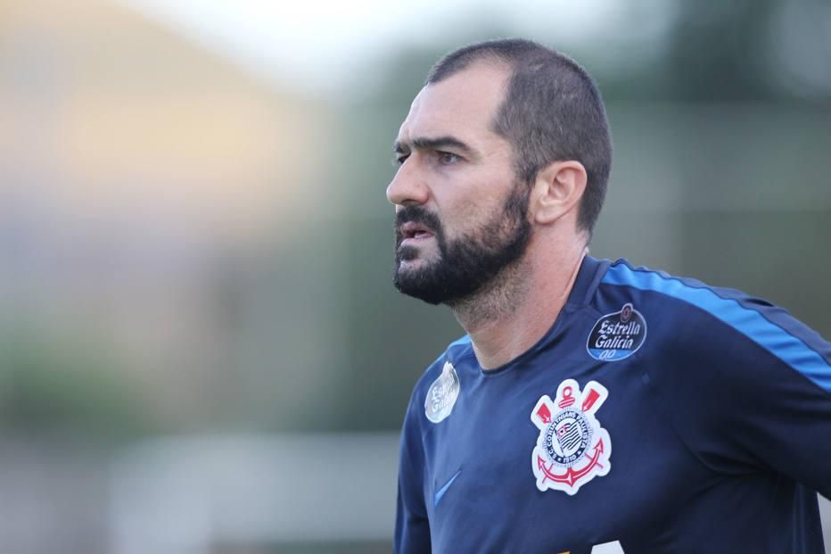 Com 'dedo de Luxa', Corinthians avança por renovação com Wesley