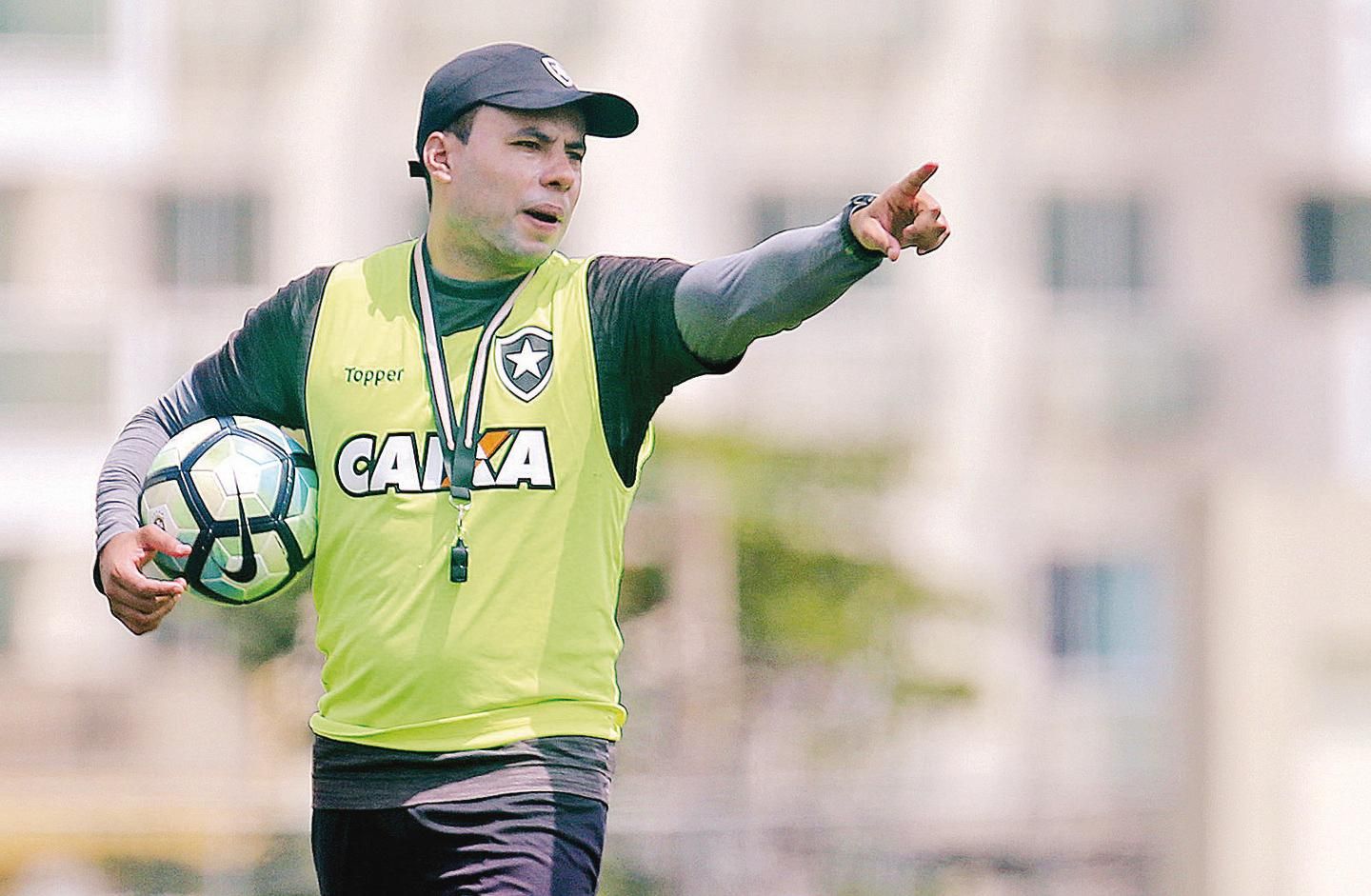 Feliz por atuar no Brasil, Angulo chega ao Bahia surpreso com a torcida