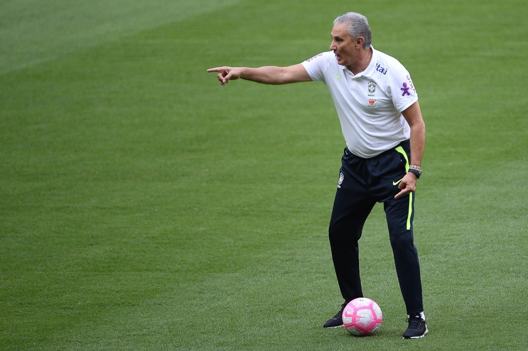 As Crianças Jogam Futebol Na Grama, Mantêm O Pé Na Bola. O