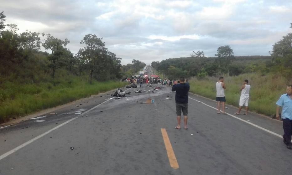 Van e ônibus batem de frente na BR-251 e dois morrem, em Minas - Estradas