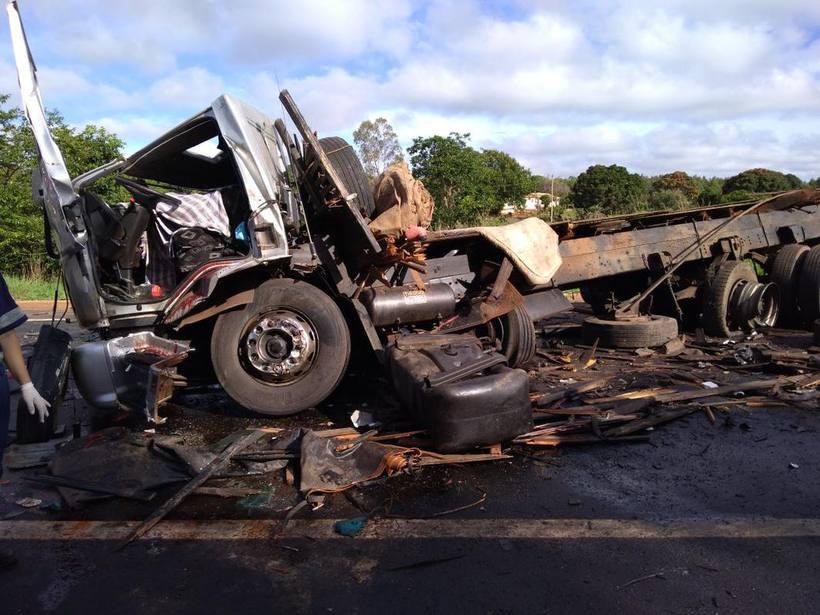 Van e ônibus batem de frente na BR-251 e dois morrem, em Minas - Estradas