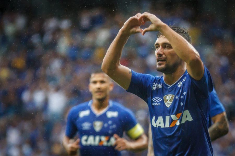 Coritiba x Cruzeiro: briga generalizada entre torcidas interrompe