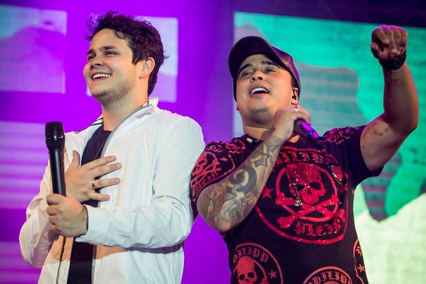 Kauan, da dupla com Matheus, joga microfone no palco e deixa show;  sertanejo diz que sofre de ansiedade