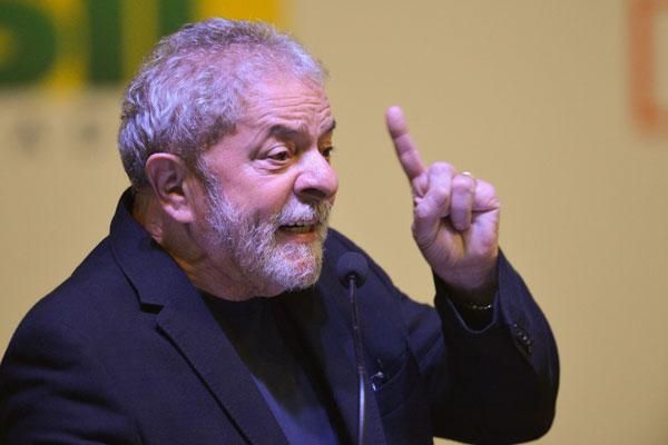 PGR interina faz gestos a Lula para se cacifar, mas mantém elo com  lava-jatistas