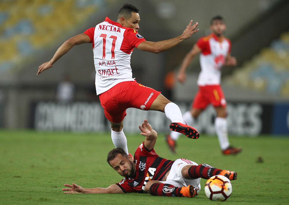 Wesley leva terceiro cartão amarelo e está fora da decisão contra o Grêmio  no Maracanã