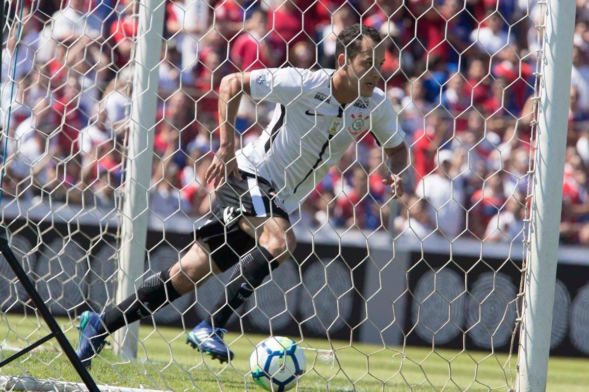 Fagner e Vital perdem pênaltis e são os vilões do Corinthians no vice da  Copa do