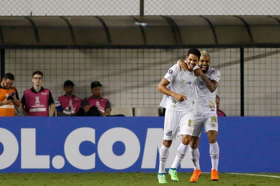 Atacante do Independiente é atingido por peixe durante partida