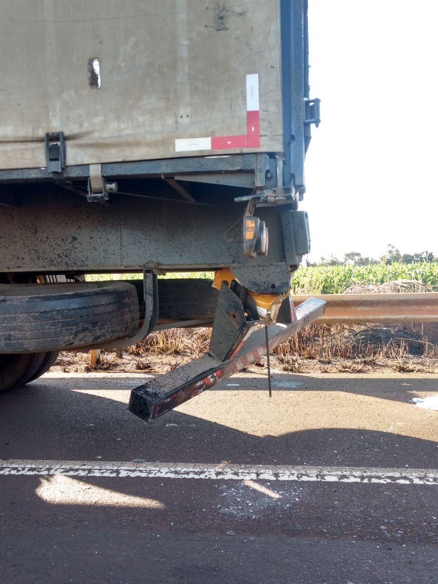 Motorista de ônibus escolar bate em carreta e fica gravemente