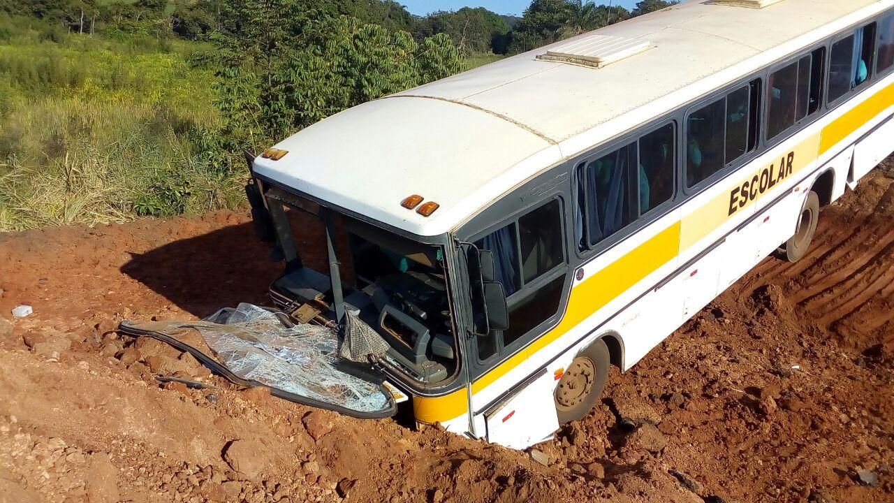 Carro de funerária bate de frente com ônibus e mata motorista em rodovia de  Goiás, Goiás