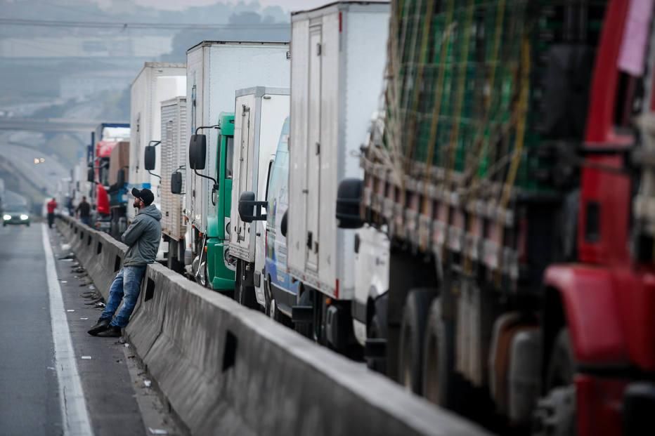 Alvo de protestos, presidente do México posta foto antiga que diz