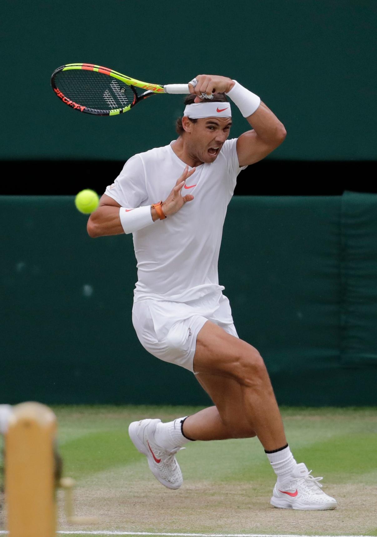 Em conclusão de jogo paralisado, Djokovic bate Nadal e vai à final de  Wimbledon