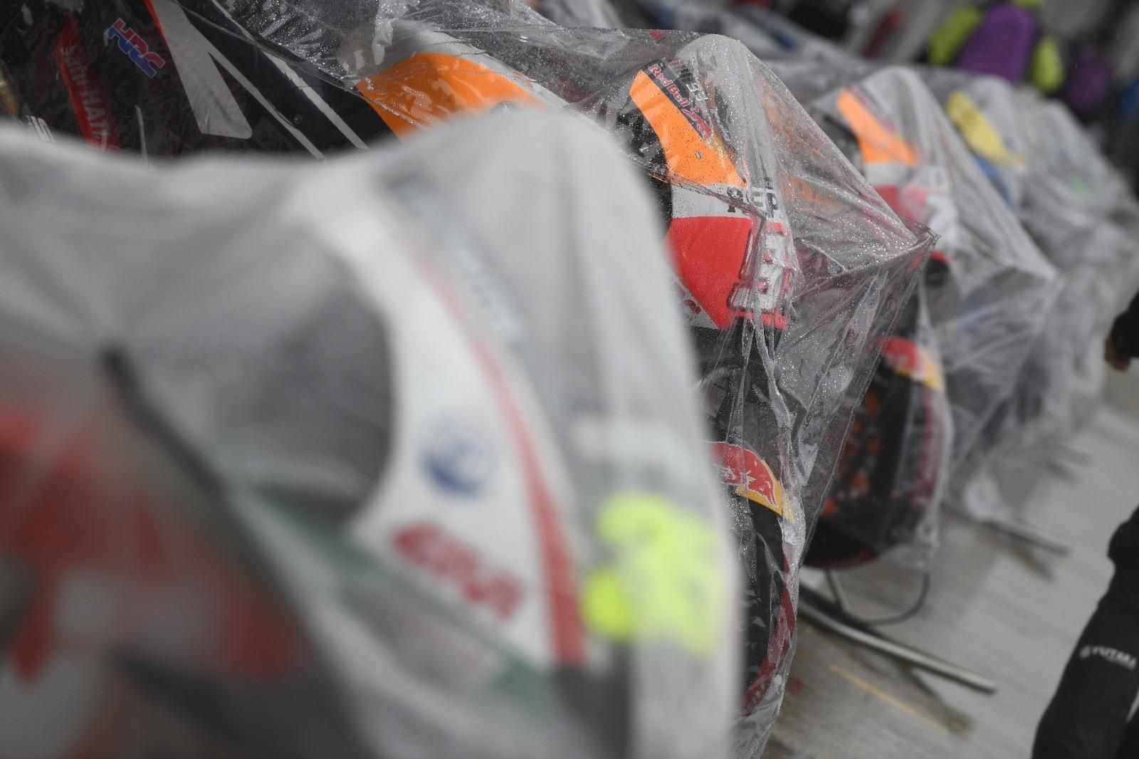 Chuva atrasa largada da MotoGP em Silverstone e corrida pode ser cancelada