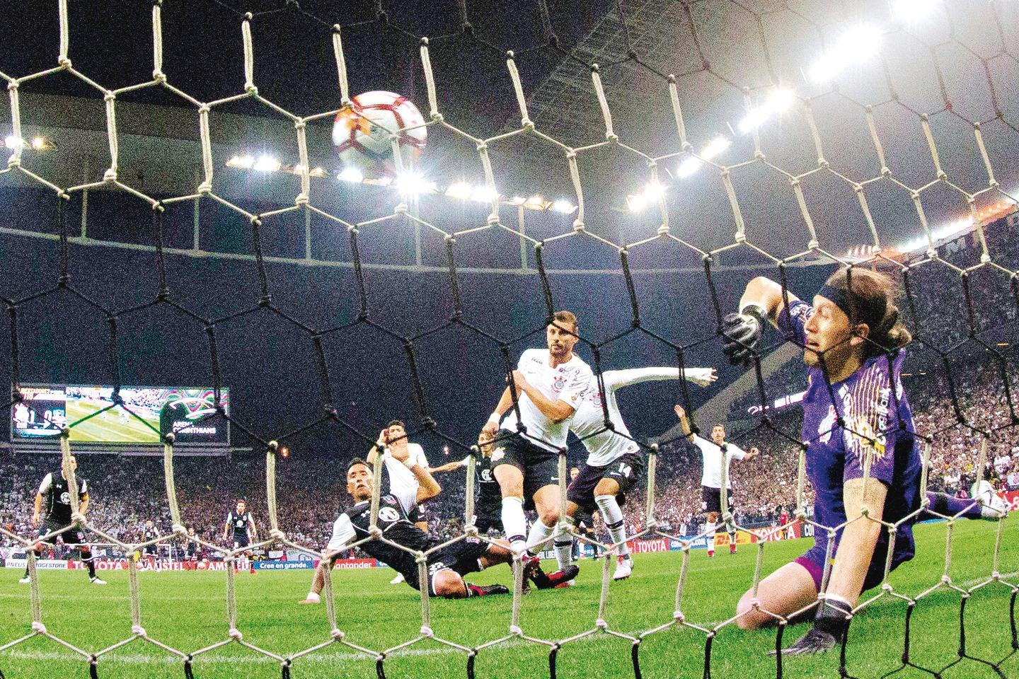 Corinthians e Grêmio empatam em jogo eletrizante de oito gols