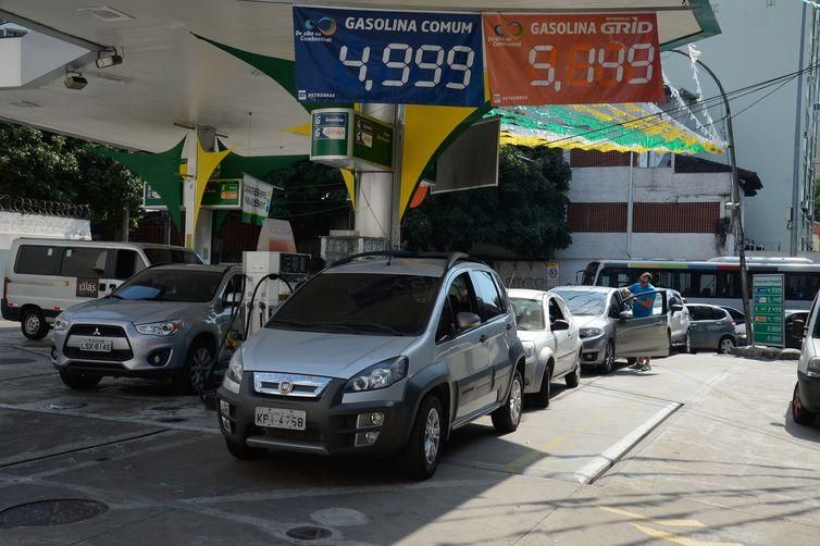 Preço da gasolina baixa e cai a R$ 6,47 no DF. Saiba onde abastecer