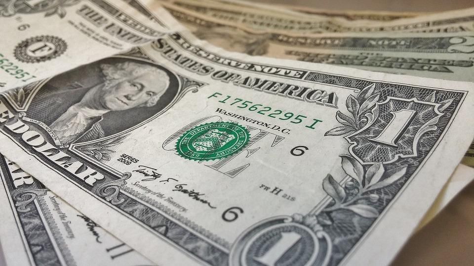 Dólar cai após salto com dados de emprego nos EUA; bolsa fecha dia em queda