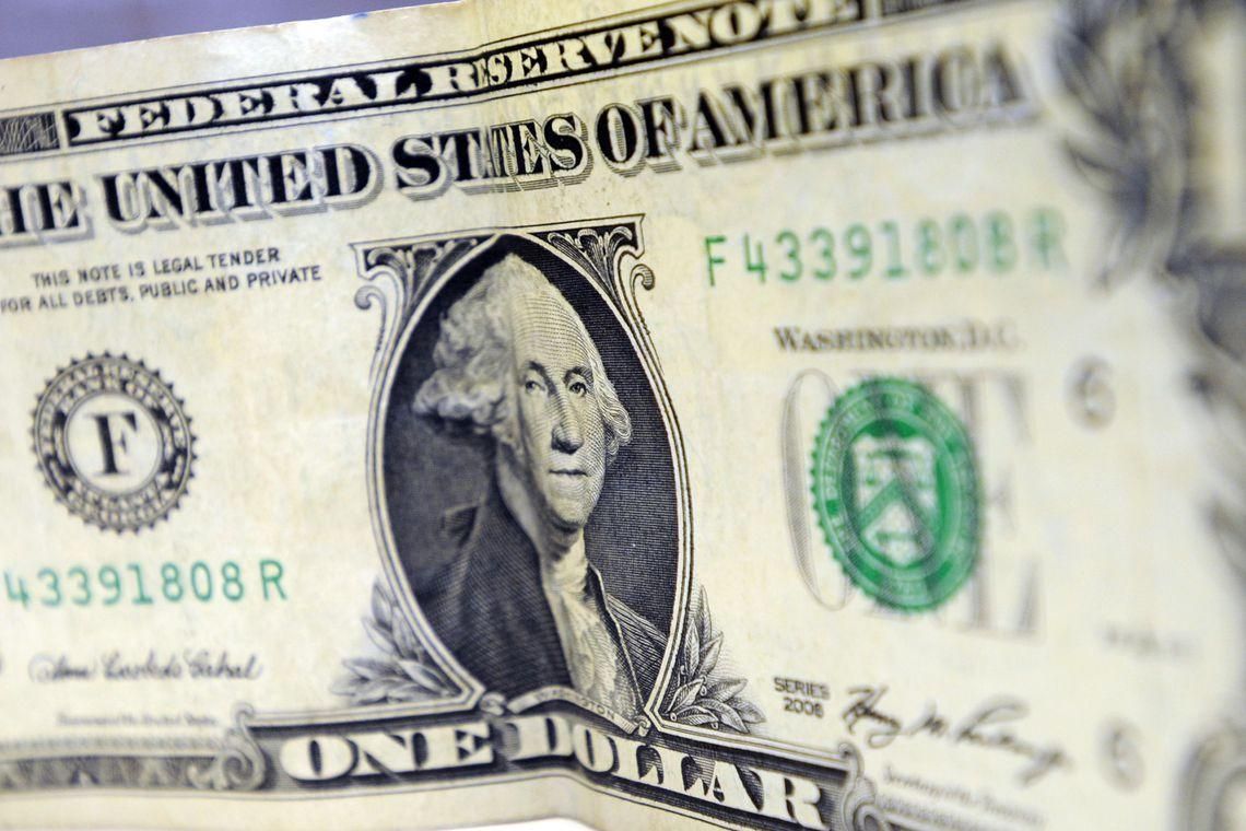 Dólar cai quase 5% em janeiro e fecha em menor valor desde setembro
