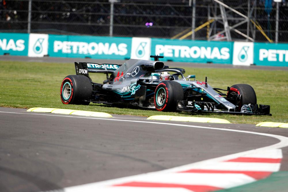 Primeiro treino em Singapura tem lagartos na pista e dobradinha da