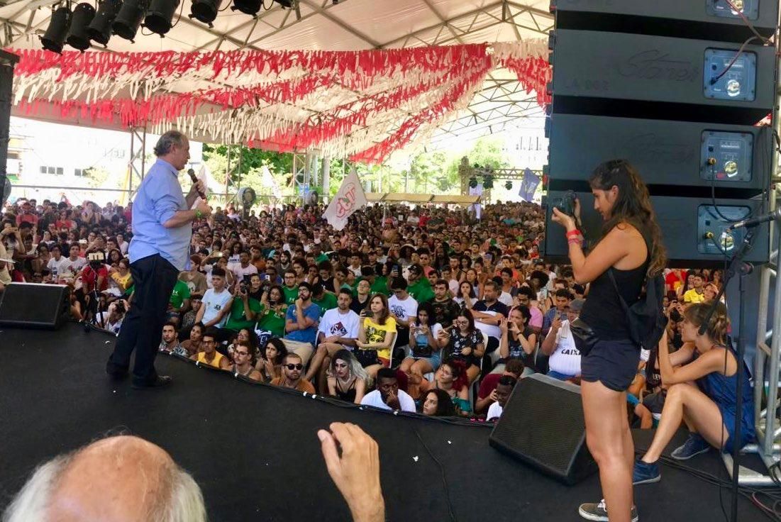 Ciro vaiado em evento da UNE e responde com Lula est preso