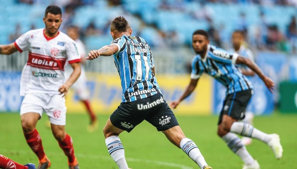 Flamengo domina, bate Grêmio em jogo quente e encaminha vaga na final