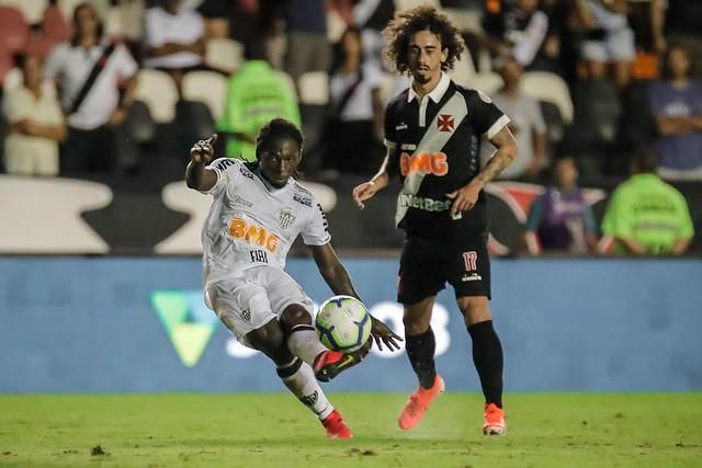 Em jogo de baixo nível técnico, Cruzeiro vence e afunda o Vasco