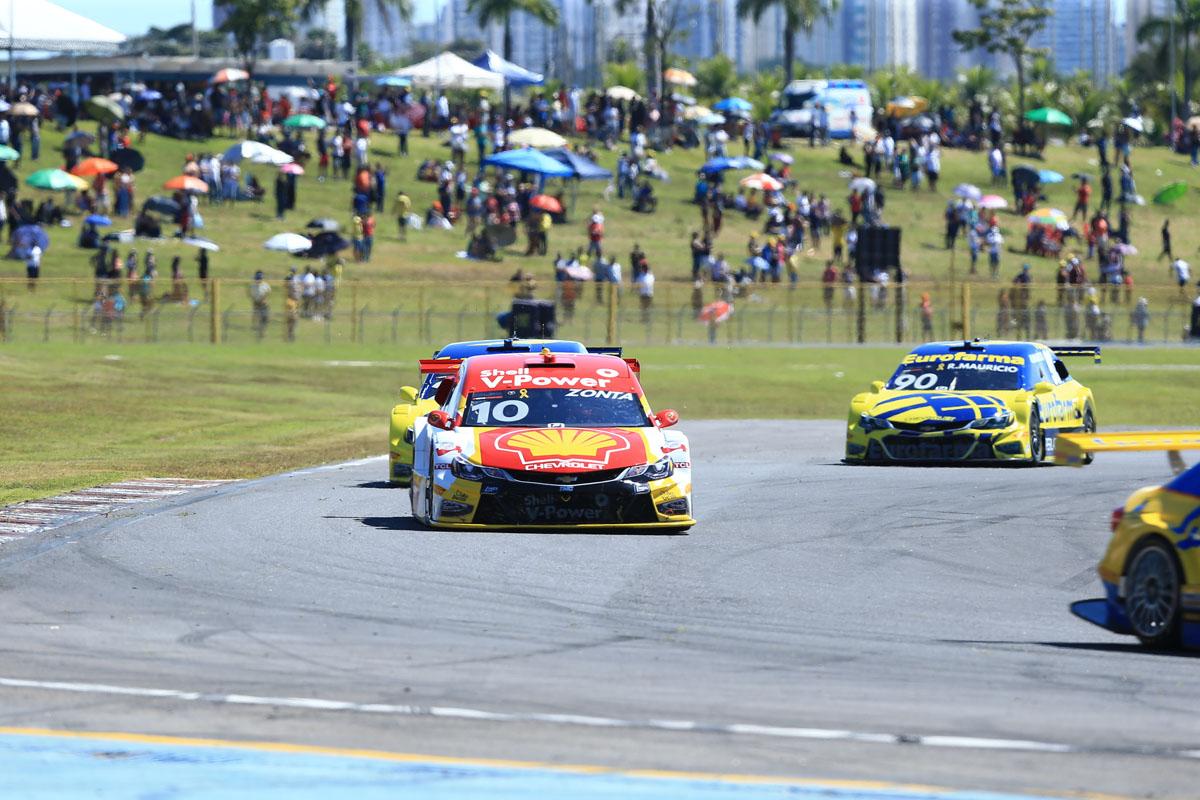 Gold Classic: categoria de carros clássicos faz corridas em Goiânia