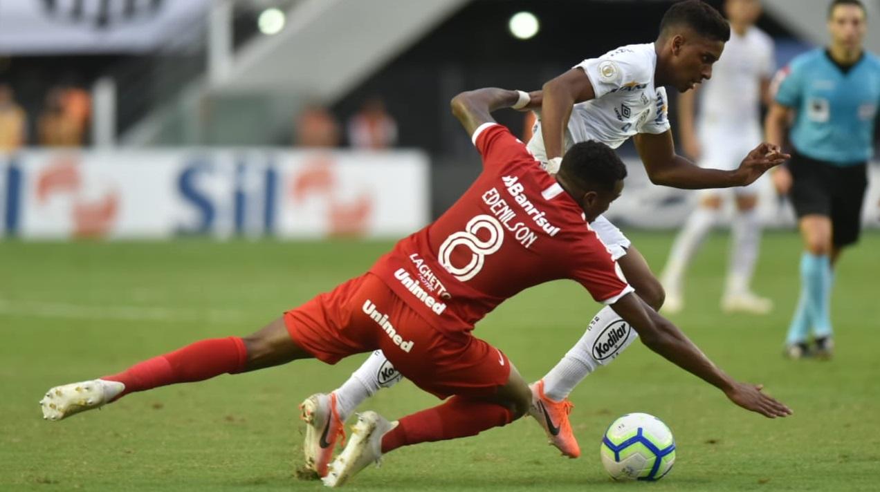 Em jogo com polêmicas, Santos bate Coritiba na Vila Belmiro e