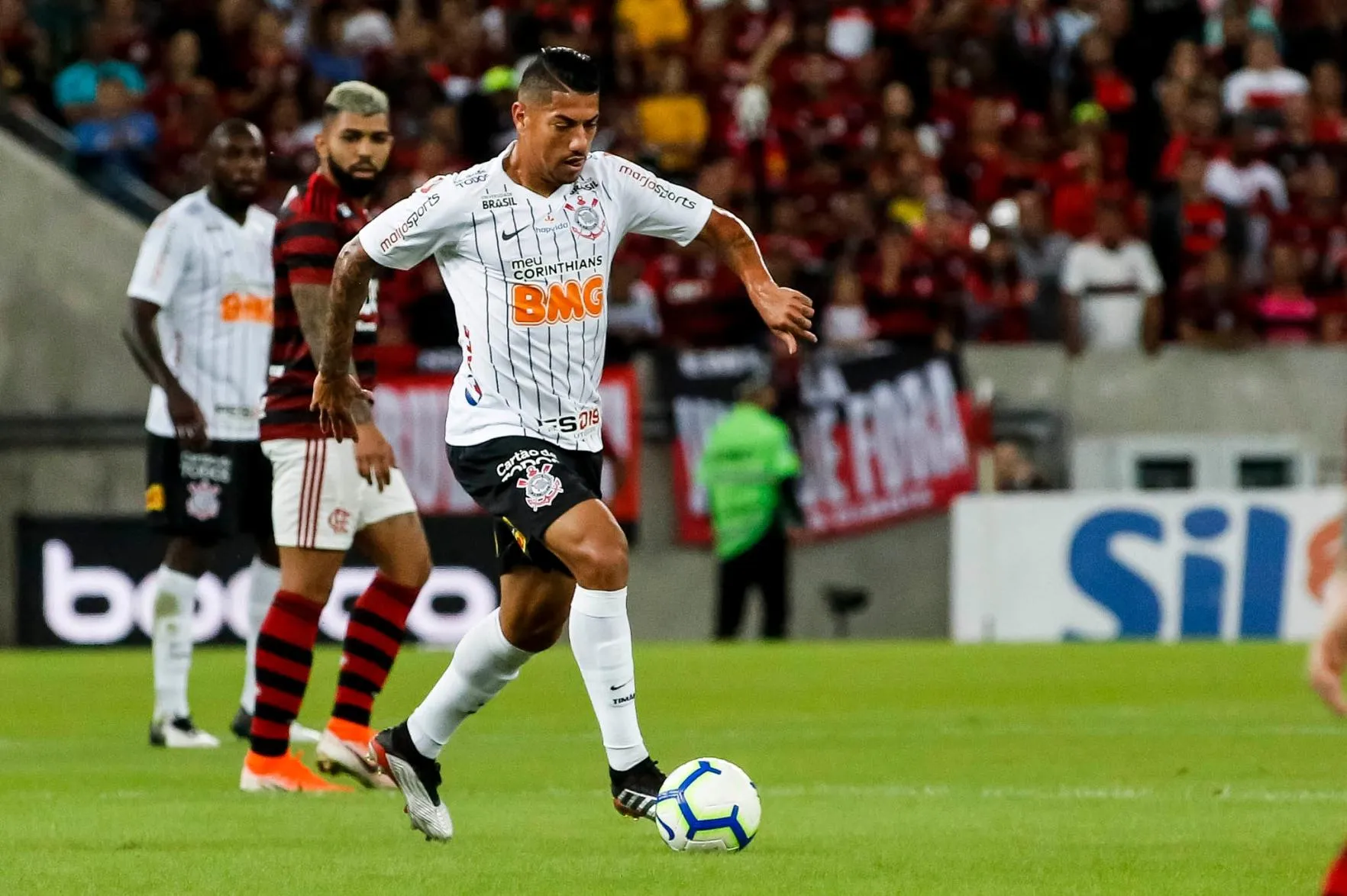 Flamengo joga desligado, quase fica fora do G4 e perde milhões em premiação