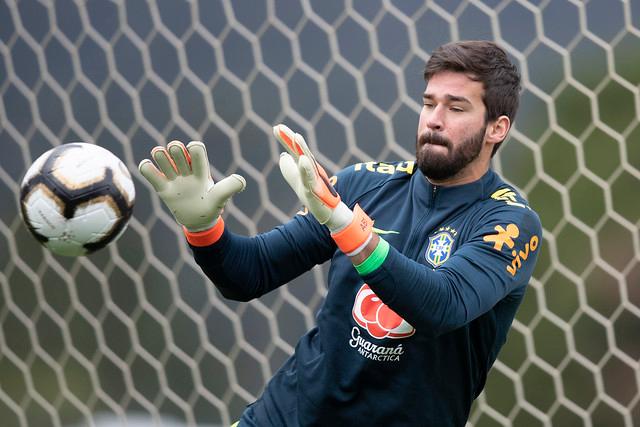 Alisson é eleito melhor goleiro do mundo no prêmio Bola de Ouro - ISTOÉ  Independente